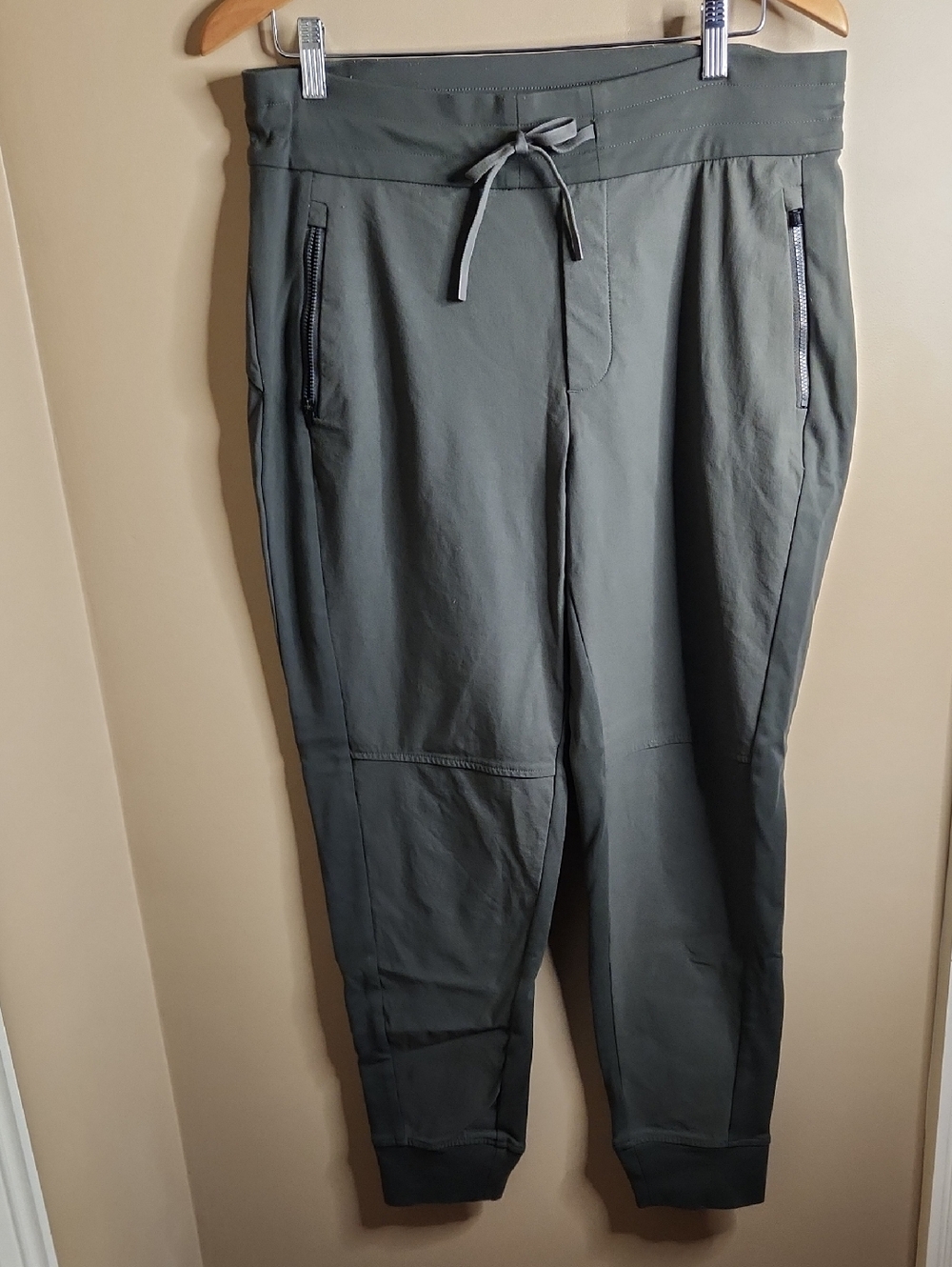 Athleta Headlands Hybrid Trek Mid Rise Jogger in Mountain Olive. Size 12.